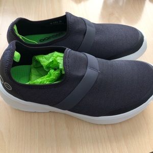 OOFOS women’s OOMG EEZEE LOW SHOE brand new!